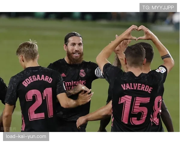 终场哨响,亚特兰大梦想队更衣室一片欢腾庆祝赛季首胜 终场哨响,亚特兰大梦想队更衣室一片欢腾庆祝赛季首胜